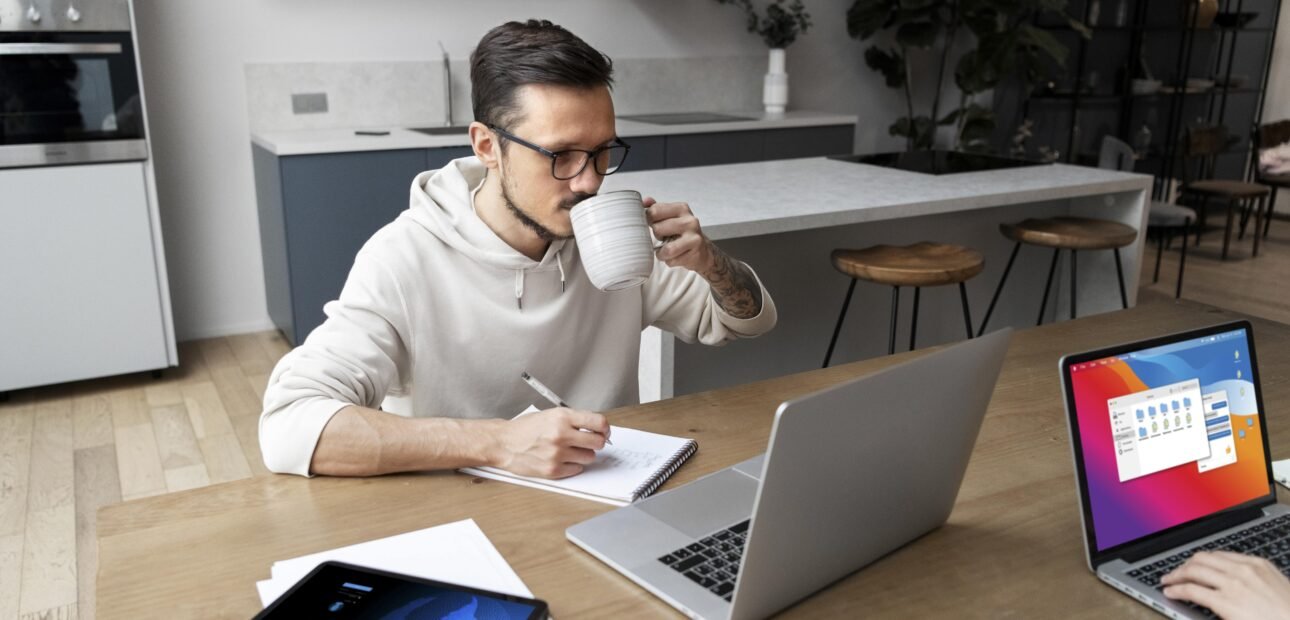 hombre trabajando desde casa en Murcia